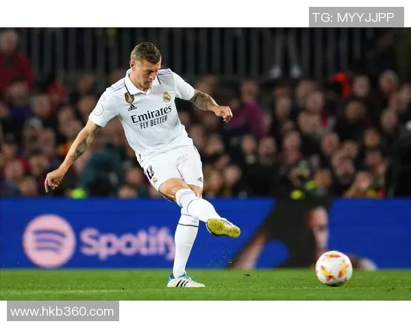 克罗斯在足球世界中的传奇之路与影响力解析